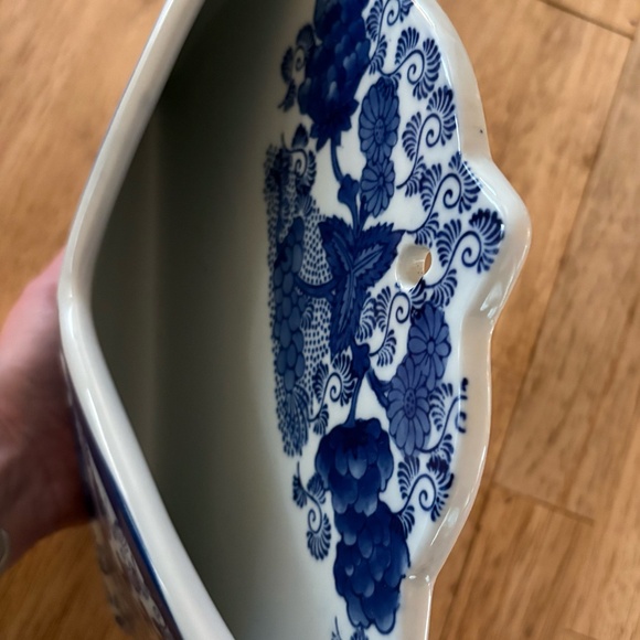 Porcelain Chinoiserie Blue and White Envelope Shaped Wall Pocket - Picture 4 of 4